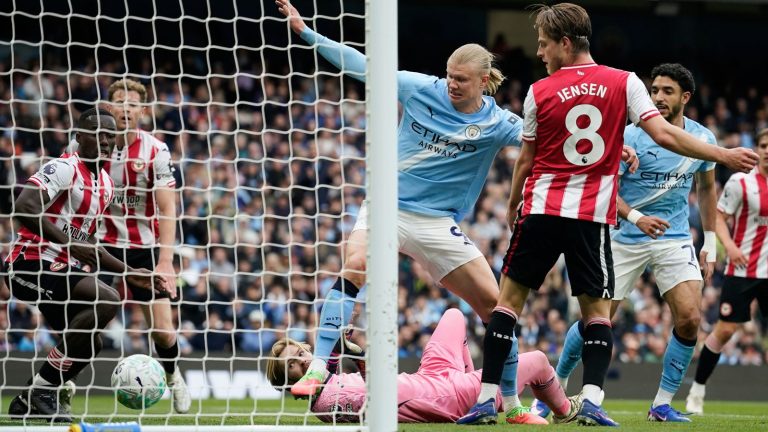 Manchester City closed gap to Arsenal at Premier League summit, boosting goal difference with three second-half goals defeating Brentford convincingly
